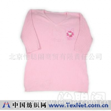 北京怡聪阁商贸有限责任公司 -Hello Kitty“V”领粉红短袖衫（2646）